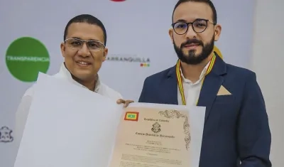 Adaúlfo Calderón Pacheco recibiendo el reconocimiento. 