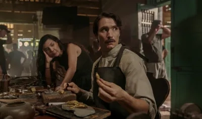 El actor colombiano Claudio Cataño, que interpreta a Aureliano, junto a la directora de la serie, Laura Mora. 