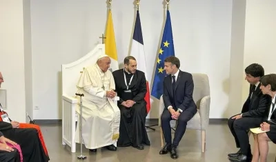 El papa Francisco reunido con el presidente francés, Emmanuel Macron.