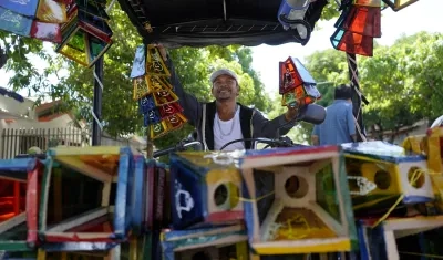 Elkin Carey de la Hoz, vendedor de faroles. 