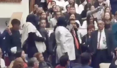 Momentos en que los encapuchados eran sacados del auditorio. 