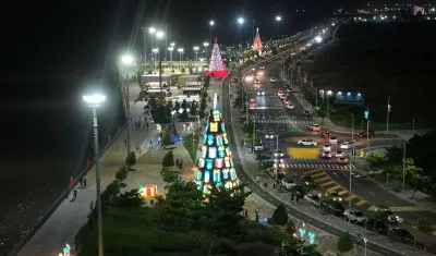 Aspecto del Gran Malecón con el alumbrado navideño. 