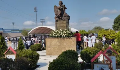 Esta estatua se levantó hace unos años atrás en honor a los niños fallecidos.
