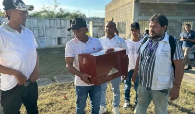 Familiares de una de las víctimas dándole el último adiós, en el Magdalena.