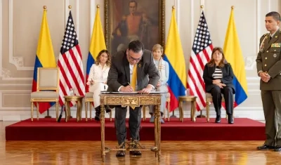 El embajador de Estados Unidos, Francisco Palmieri, firmando el Memorando de Entendimiento.