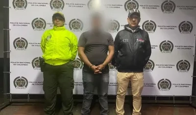 El capturado junto a las autoridades.