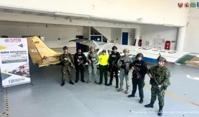 Autoridades con parte de lo incautado.