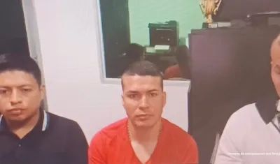 Tres de los policías capturados.