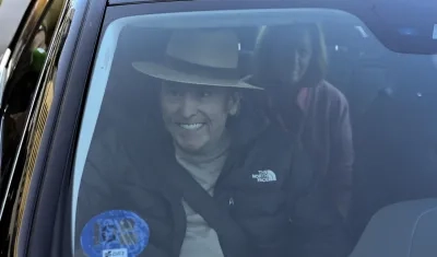 Raphael, saliendo del hospital en Madrid.