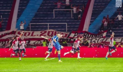 Celebración de los jugadores de Junior tras gol agónico contra Tolima.