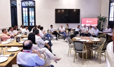 Aspecto de la reunión entre el gobernador Eduardo Verano y gremios del Atlántico.