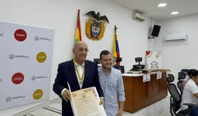 El homenajeado, José Amar, junto con el presidente del Concejo, Samir Radi.