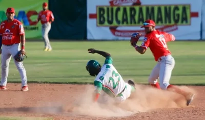 Jaider Morelos, de Caimanes, pone out en segunda a un corredor de Toros. 