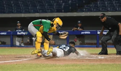 Andruw Salcedo, receptor de Toros, pone out en el plato a Andrés Villafañe. 