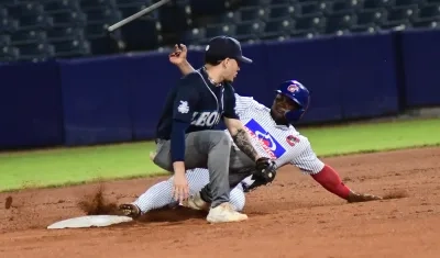 Dilson Herrera, corredor de Caimanes, es quieto en tercera base.