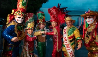 Los reyes del Carnaval junto a la danza Congo grande de Barranquilla.