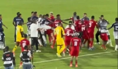 La pelea de los jugadores de Junior y América.