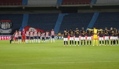 Jugadores de Junior y América antes del comienzo de un partido este año.