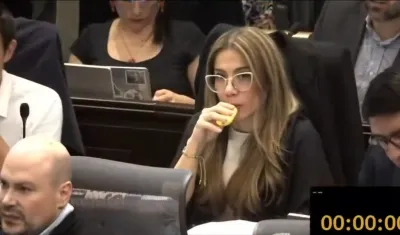 La representante Cathy Juvinao con el vapeador.