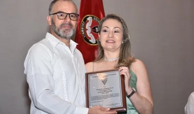 La Asociación de Facultades de Medicina (ASCOFAME), a través del Dr. Luis Carlos Ortiz Monsalve, otorga reconocimiento al Programa de Medicina de la Universidad Libre Seccional Barranquilla. 