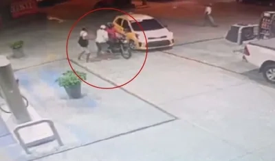 Momento en que los ladrones se dieron a la huida con el bolso lleno de dinero. 