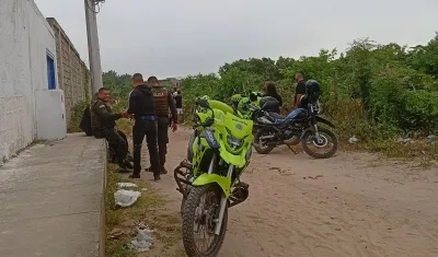 La Policía acordonó el área donde fue encontrado el cuerpo. 