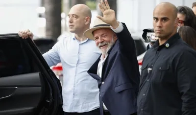 Lula abandonando el hospital.