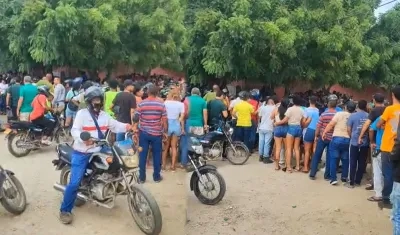 Momentos en que 'Lalo' era socorrido por la comunidad.