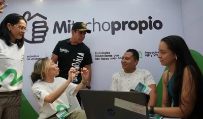 Alcalde Char durante un diálogo con una pareja interesada en el subsidio. 