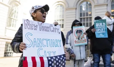 Migrantes manifestándose en las escaleras del Ayuntamiento de la Ciudad de Nueva York. 