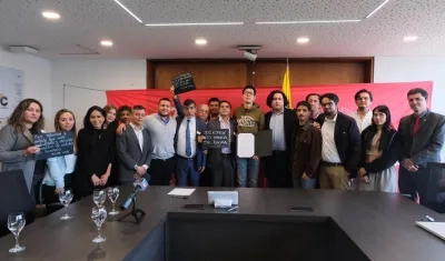 El Ministro de Educación, Daniel Rojas, en la firma del decreto.