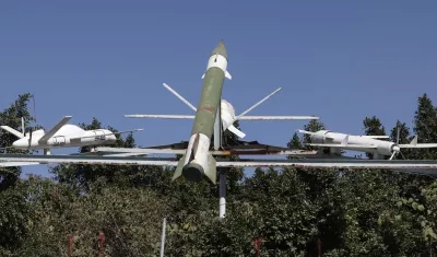 Misiles y drones de fabricación hutí se exhiben en una plaza en Sana'a, Yemen.