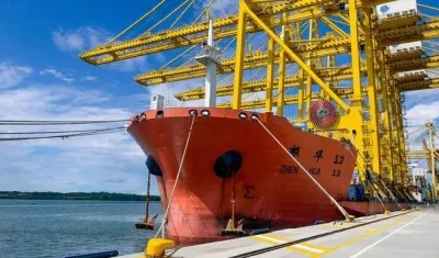Movimiento de carga en zona portuaria