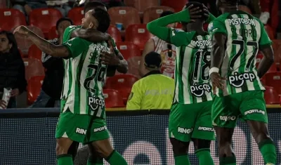 Atlético Nacional goleó a Santa Fe en Bogotá.