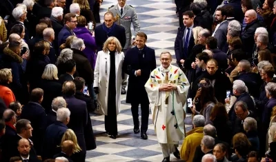 El presidente francés, Emmanuel Macron (D), y su esposa, Brigitte.