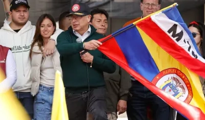 El Presidente Gustavo Petro con la bandera del M-19.