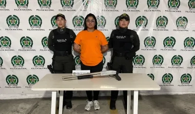 La capturada junto a las autoridades.