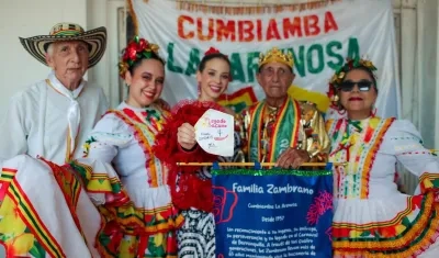 La reina del Carnaval de Barranquilla 2025, Tatiana Angulo Fernández de Castro, con la cumbiamba La Arenosa. 