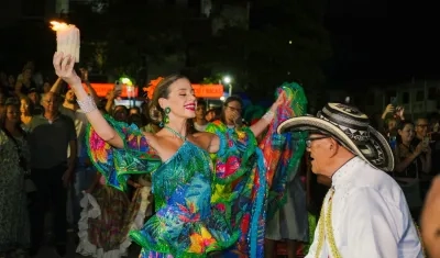 La reina Tatiana bailando con su rey Momo, Gabriel Marriaga.