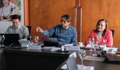 Ricardo Moreno (centro), viceministro de Educación. 