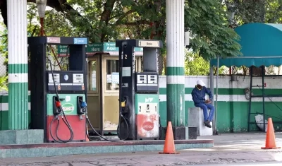 Un hombre espera que regrese la corriente eléctrica en una estación de gasolina, en La Habana. 