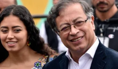 Sofía Petro junto a su padre Gustavo Petro.