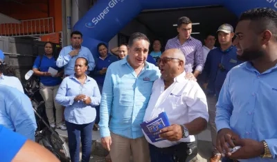 El presidente de SuperGIROS, Édgar Páez, visitando los puntos.