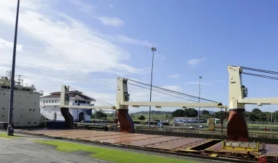 Un barco navega por la esclusas de Miraflores del Canal de Panamá, en el pacifico panameño.