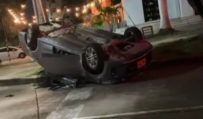 Uno de los vehículos quedó volcado tras el accidente. 