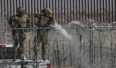 Agentes dispararon bolas de pimienta para dispersar a migrantes. 