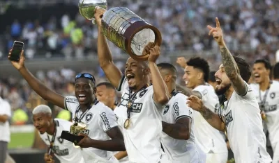 Jugadores del Botafogo festejan tras conquistar el título de la Copa Libertadores.