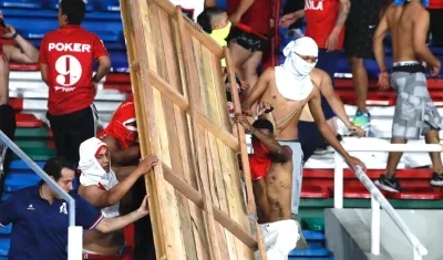 Desmanes de los hinchas del América en el Pascual Guerrero de Cali.