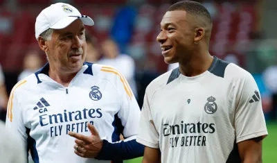 Carlo Ancelotti, técnico del Real Madrid, con el atacante francés Kylian Mbappé.