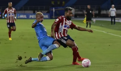 Jermein Peña en el bando samario disputando la pelota con 'Cariaco' González. 